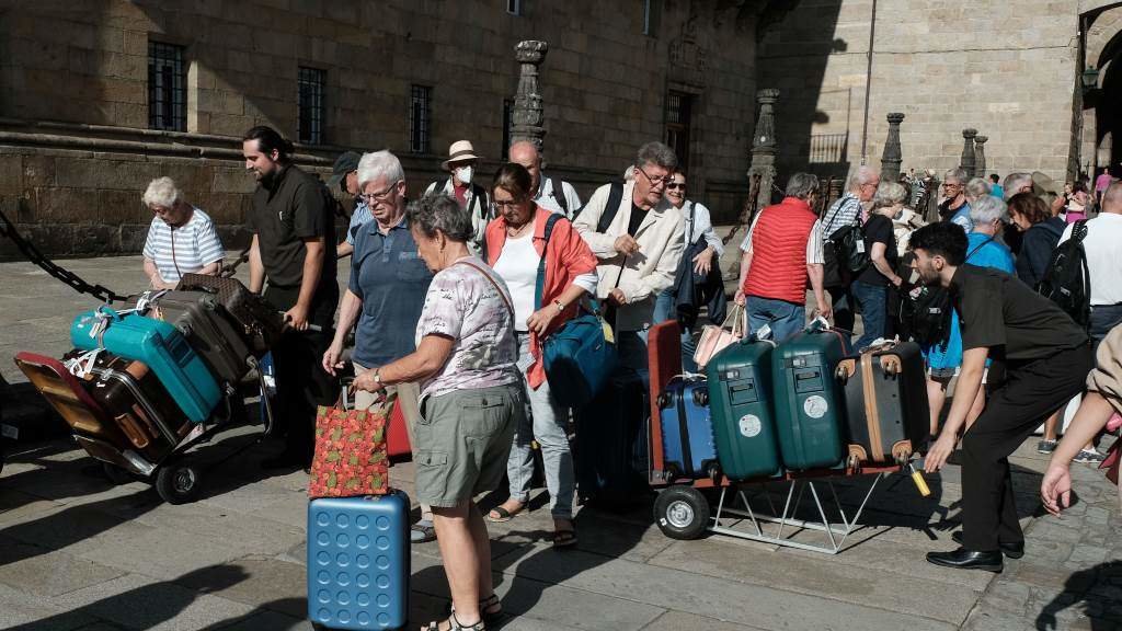 Un grupo de turistas na praza do Obradoiro de Compostela. (Foto: Arxina)