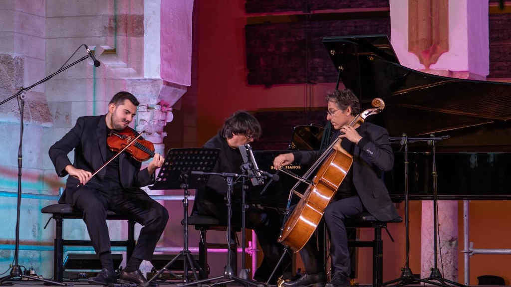 O Trío Arbós nunha actuación en Córdoba, Andalucía (Foto: Nós Diario).