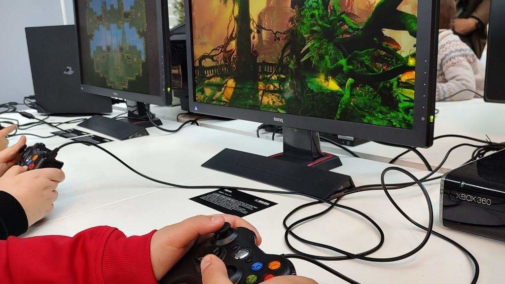 Un rapaz xogando a un videoxogo no MUVI.