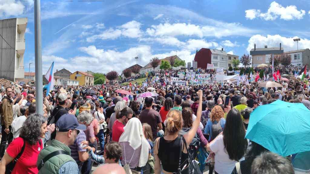 Milleiros de persoas ateigaron este domingo a praza da Feira de Palas de Rei nunha protesta contra a celulosa de Altri (Foto: Nós Diario).