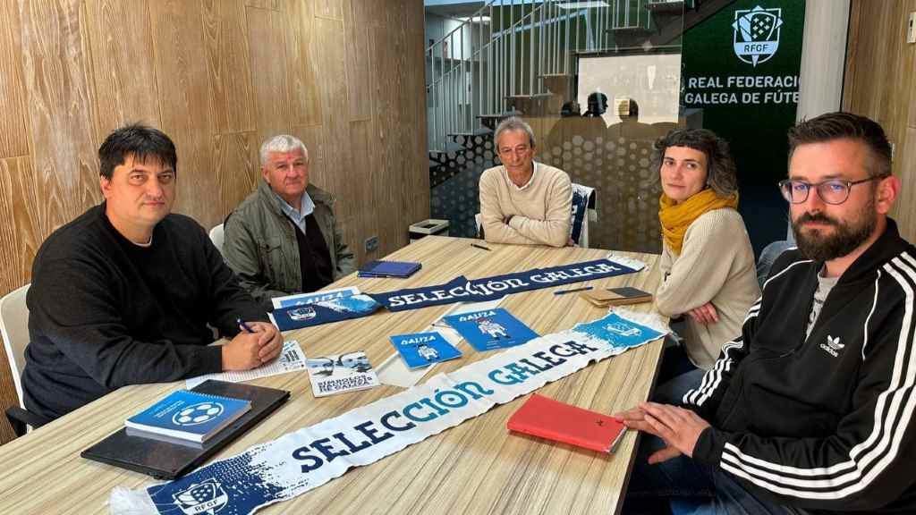Xuntanza entre Vía Galega e a Real Federación Galega de Fútbol (Foto: Nós Diario).