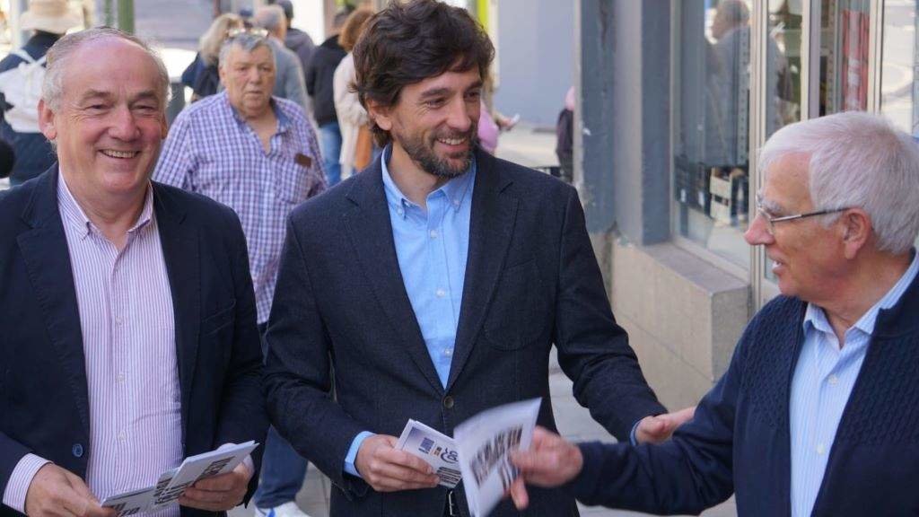 O candidato do PP ás europeas Adrián Vázquez (no centro), esta terza feira, na Coruña. [Foto: Nós Diario)