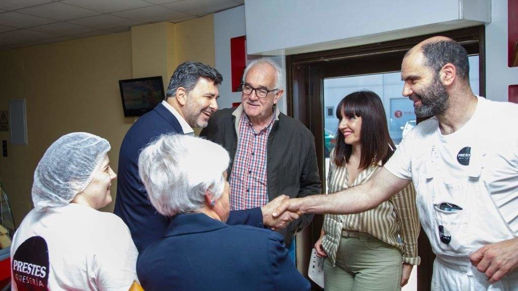 O eurodeputado do PSdeG Nicolás González Casares, xunto á alcaldesa de Vilalba, Marta Rouco, visitou a queixaría Prestes. (Foto: Nós Diario)