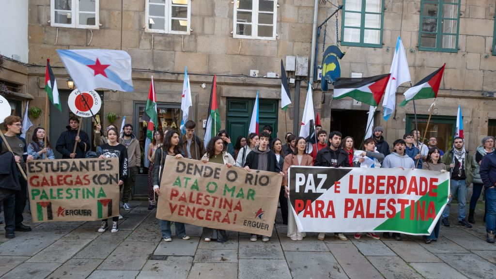 Ducias de estudantes na mobilización de Erguer en apoio a Palestina do 22 de maio en Compostela. (Foto: Arxina).