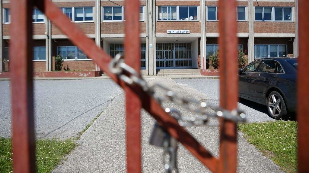 O CEIP Albeiros, fechado cun cadeado este mediodía. (Foto: Carlos Castro / Europa Press)