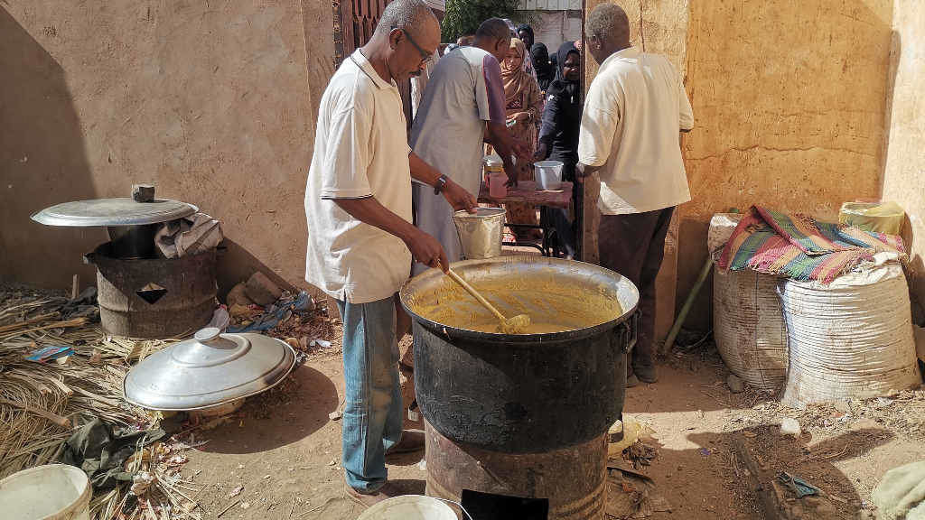 Un voluntario prepara comida para as persoas desprazadas no Sudán. (Foto: Europa Press / Contacto / Mohamed Khidir)