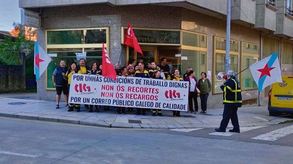 Protesta do persoal de Correos, esta cuarta feira, en Lalín (comarca do Deza).
