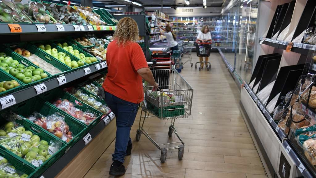 Unha muller facendo a compra nun supermercado. (Foto: Fernando Sánchez / Europa Press)