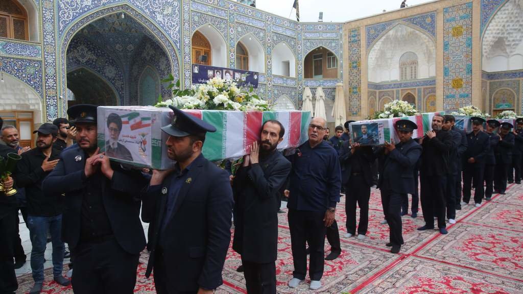 Varias persoas transportando os cadaleitos de Ebrahim Raisi e Hossein Amirabdollahian, o pasado 21 de maio, na cidade iraniana de Qom. (Foto: Ahmad Zohrabi / DPA vía Europa Press)