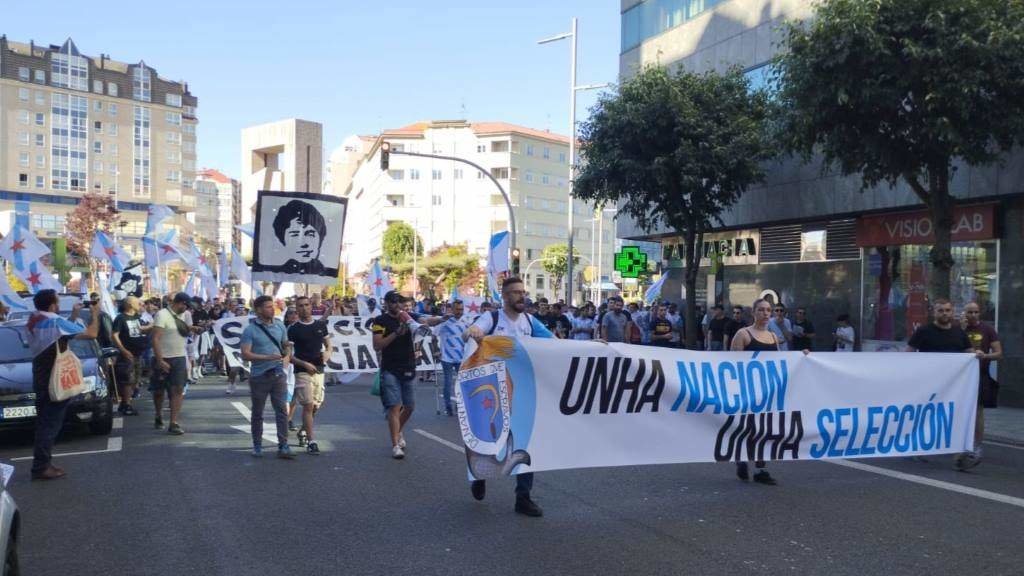 A manifestación pola oficialidade partiu de Praza América rumbo a Balaídos. (Foto: Héctor Pena)
