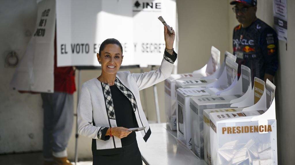 A candidata á Presidencia de México do Morena, Claudia Sheinbaum, depositando o seu voto este domingo. (Foto: Li Muzi / Contacto / Europa Press)
