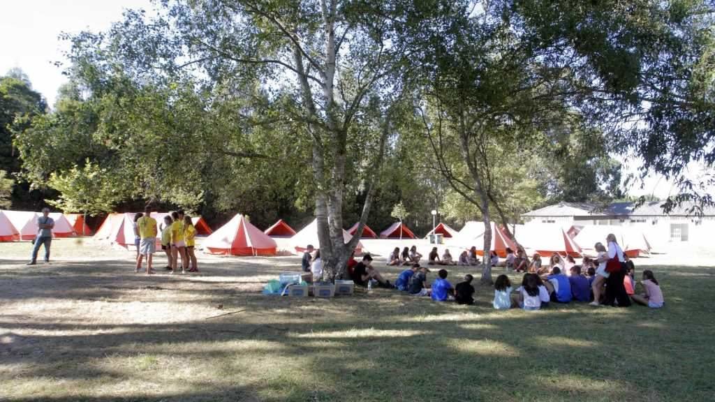 Un grupo de mozos e mozas nun campamento de verán. (Foto: Nós Diario)