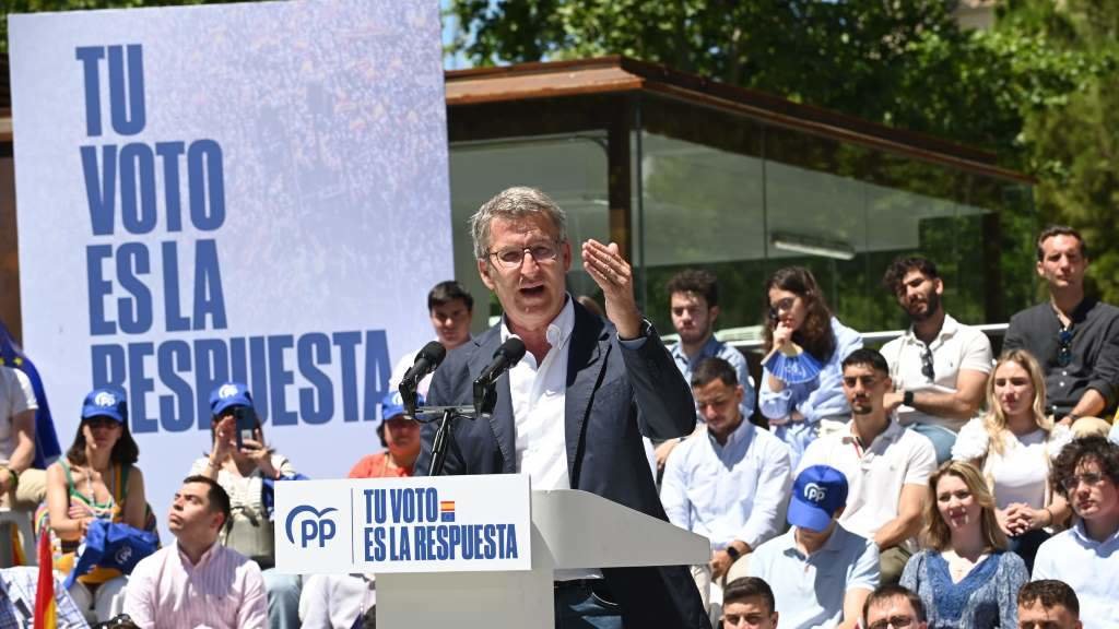 O presidente do Partido Popular, Alberto Núñez Feixoo, este domingo, nun mitin electoral en Zaragoza. (Foto: Ramón Comet / Europa Press)