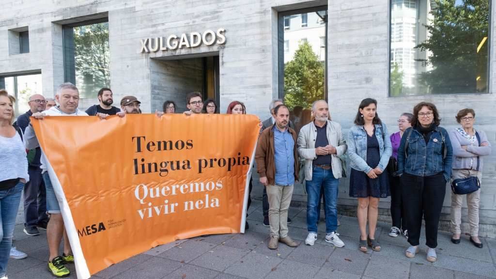 Protesta convocada pola Mesa ante os xulgados de Compostela para arroupar Xosé Agrelo. (Foto: Arxina)