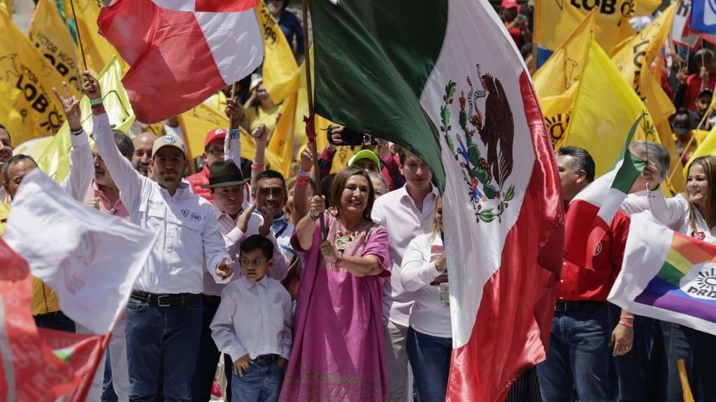 A candidata opositora Xóchitl Gálvez (no centro), este domingo en Cidade de México. (Foto: Gerardo Vieyra / DPA vía Europa Press)
