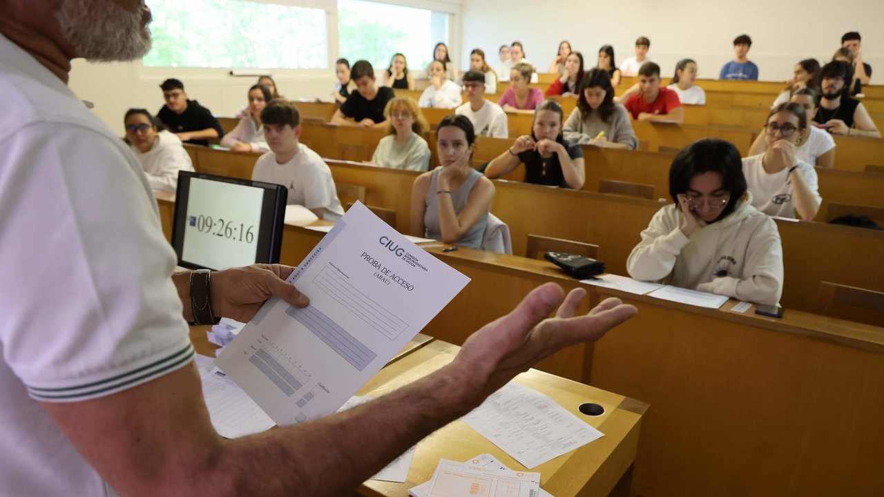 Estudantes nunha aula da Facultade de Ciencias de Comunicación da USC. (Foto: Arxina)