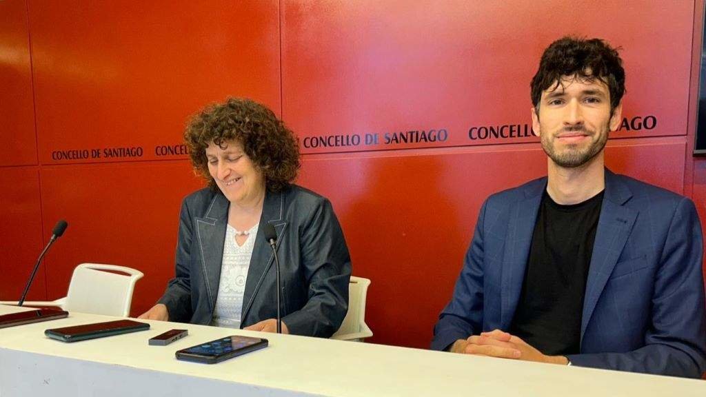 A alcaldesa compostelá, Goretti Sanmartín, e o edil de Urbanismo, Iago Lestegás, esta terza feira, en rolda de prensa. (Foto: Nós Diario)