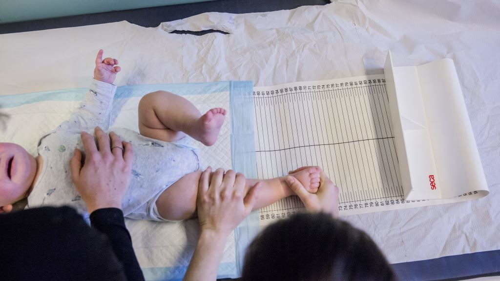 Control de idade dun bebé nunha consulta de pediatría. (Foto: Colexio Oficial de Enfermeiras de Barcelona).