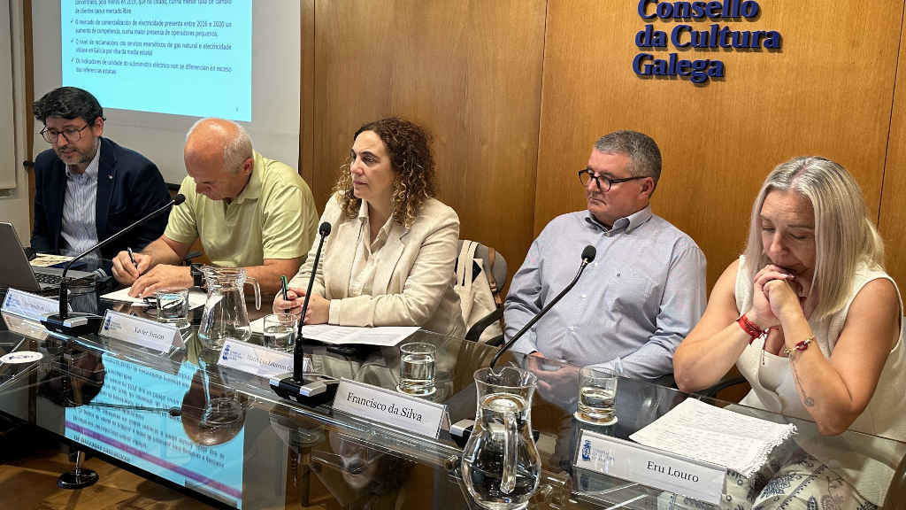 A mesa redonda no Consello da Cultura coa participación de Fernando del Llano, Xavier Simón Francisco da Silva e Erundina Louro (Foto: Nós Diario).