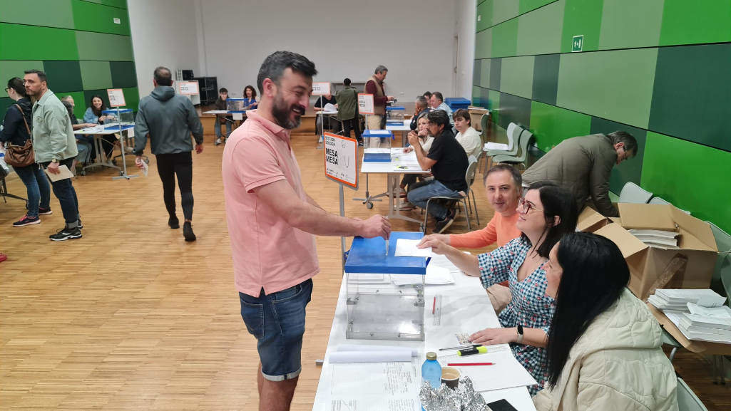 Un home vota nun colexio electoral da Coruña (Foto: Nós Diario).