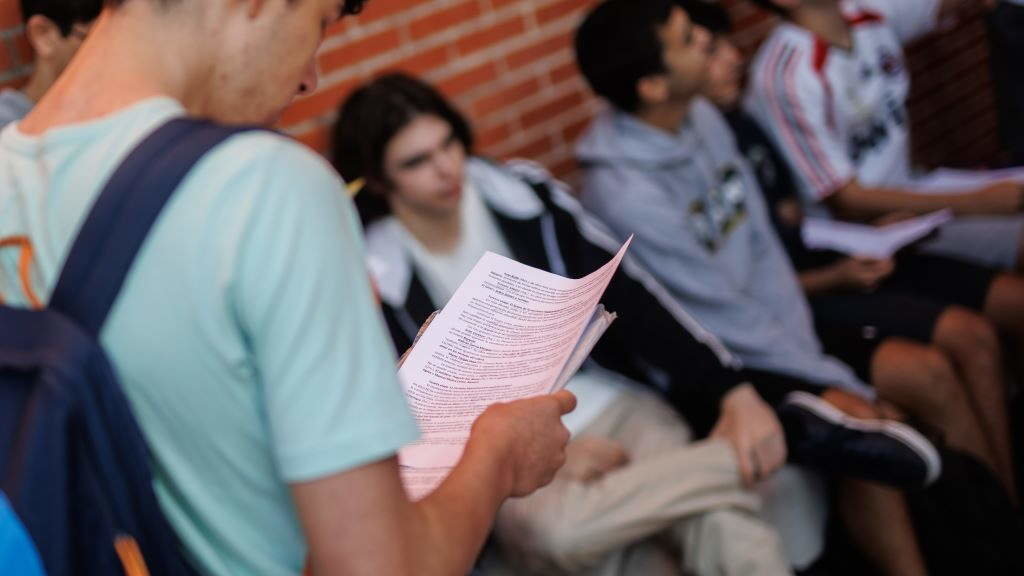 Alumnado de Bacharelato espera para realizar as probas de acceso á universidade. (Foto: Alejandro Martínez Vélez / Europa Press).