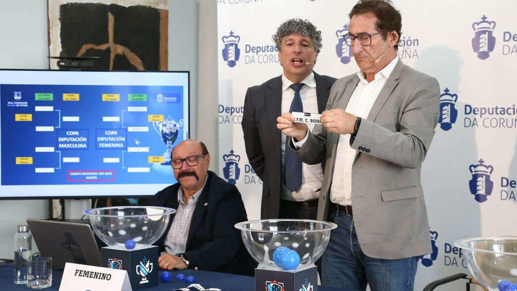 O deputado Antonio Leira (á dereita), durante o sorteo das eliminatorias, desenvolto no día de onte. (Foto: deputación da Coruña).