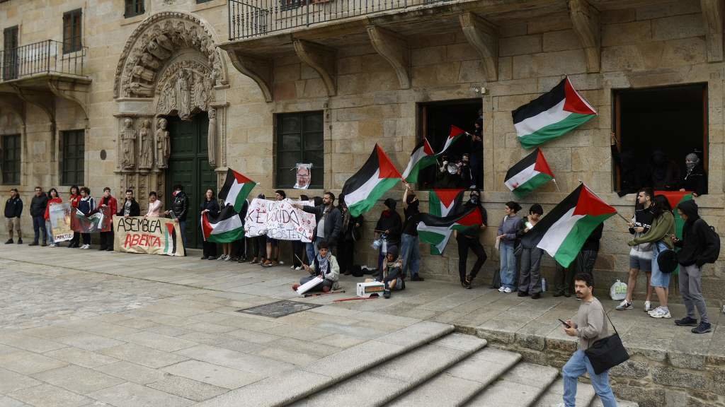 Concentración da Asemblea por Palestina bloqueando o acceso ao Reitorado da USC, na praza do Obradoiro de Compostela. (Foto: Arxina)
