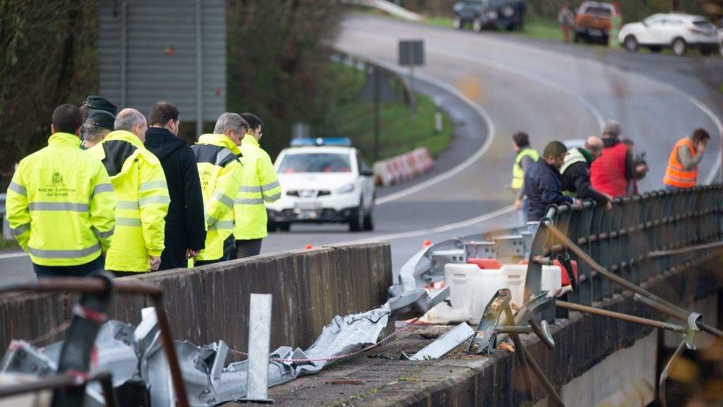 Autoridades políticas e gardas civís inspeccionando a ponte de Pedre, en Cerdedo-Cotobade, lugar no que se produciu o tráxico sinistro da Noiteboa de 2022. (Foto: Gustavo de la Paz / Europa Press)