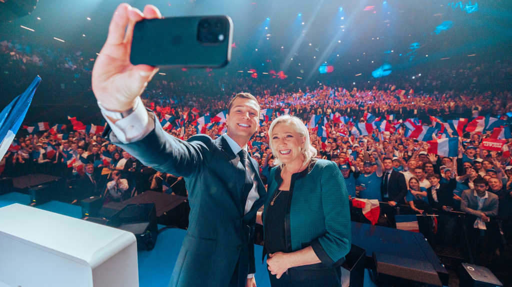 Jordan Bardella e Marine Le Pen, líderes de RN, nun acto de campaña o 2 de xuño. (Foto: Nós Diario)