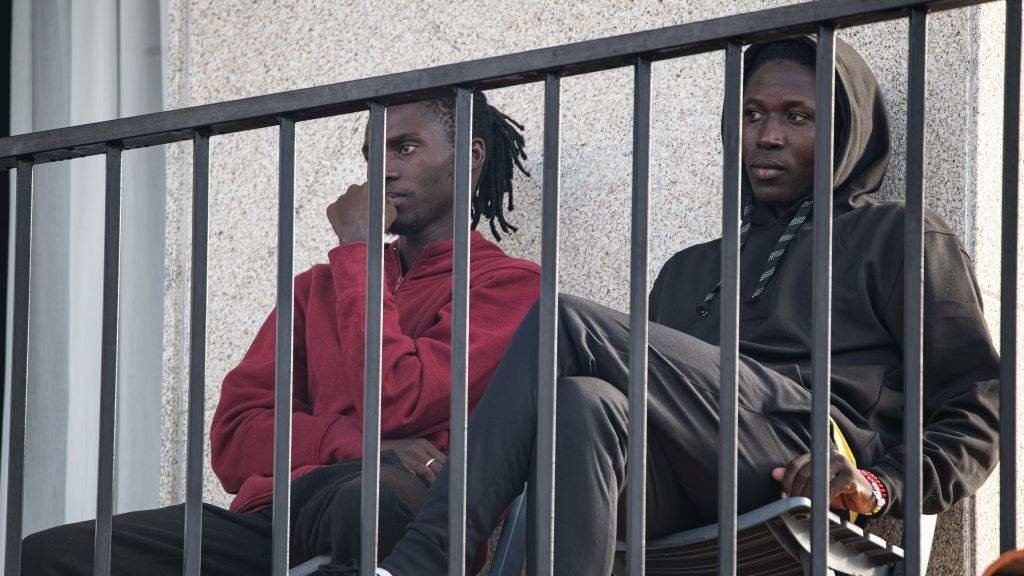 Dous migrantes en Sanxenxo (O Salnés), chegados á Galiza desde Canarias, o pasado mes de novembro (Foto: Elena Fernández / Europa Press).