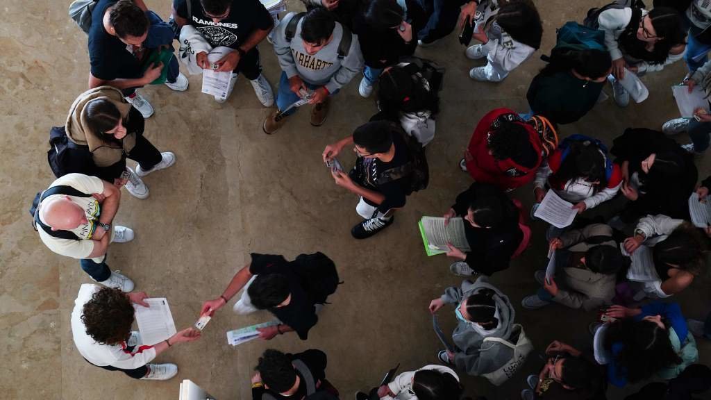 Estudantes agardando para entrar nas probas da ABAU (Foto: Álvaro Ballesteros / Europa Press).