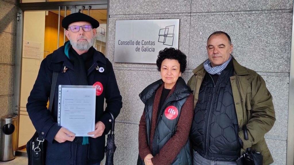 Delegados da CIG na CRTVG ás portas do Consello de Contas da Galiza. (Foto: Nós Diario).