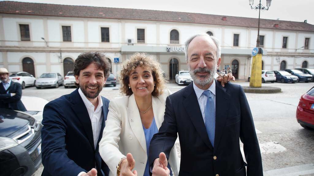 Os eurodeputados do PP Adrián Vázquez, Dolors Montserrat e Francisco Millán Mon, en Lugo, durante a campaña. (Foto: Carlos Castro / Europa Press)