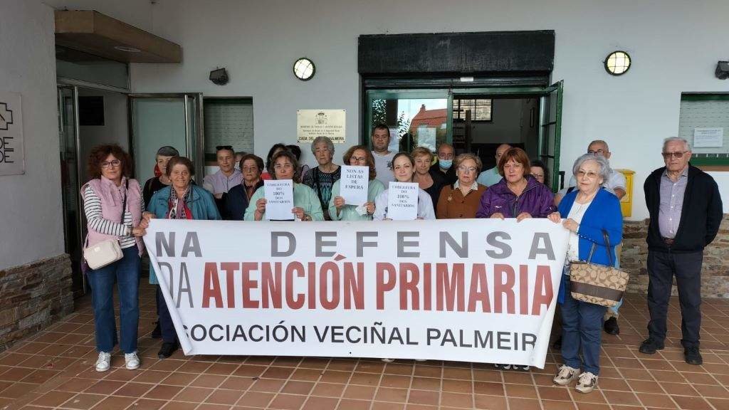 Protesta en defensa da Atención Primaria no consultorio de Palmeira (Ribeira, O Barbanza). (Foto: Nós Diario).