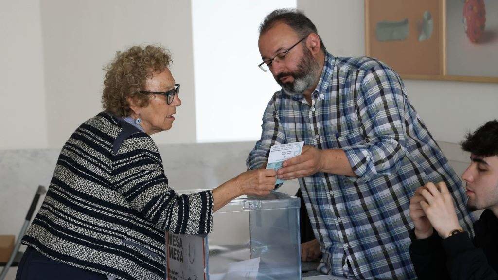 Unha persoa exerce o seu dereito ao voto o 9-X, data das eleccións europeas. (Foto: Arxina).
