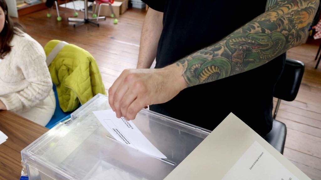 Unha persoa depositando o seu voto o pasado domingo. (Foto: Arxina)