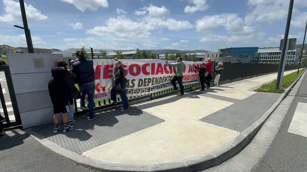 Protesta solidaria ás portas da central de Inditex en Arteixo (comarca da Coruña) para reivindicar os dereitos laborais das dependentas da multinacional. (Foto: Nós Diario).