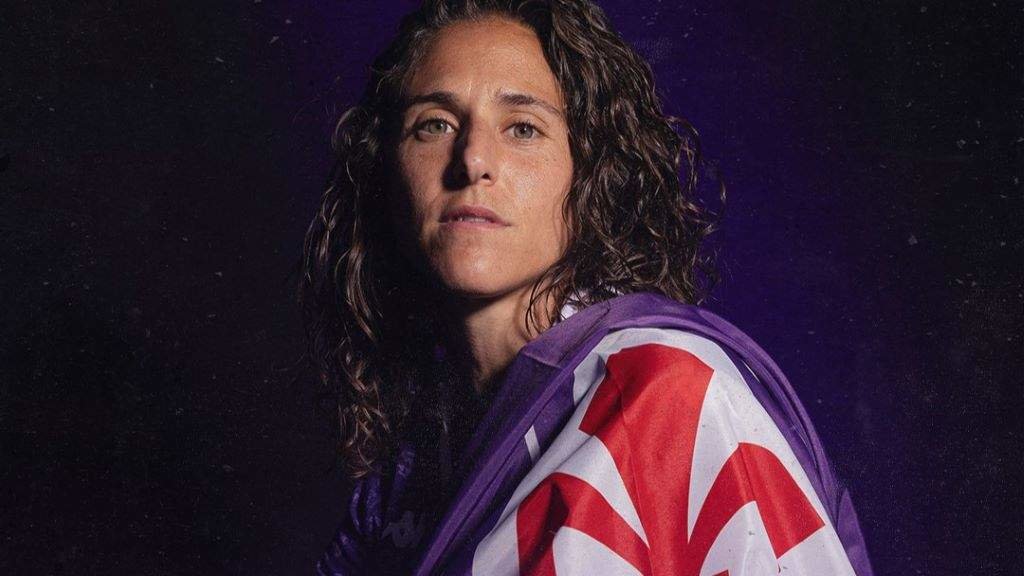A xogadora galega, envolta na bandeira do seu actual club. (Foto: Fiorentina).