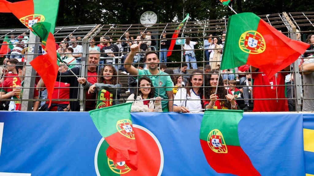 Máis de 2.000 seareiras portuguesas apoiaron os seus homes en Münster, o seu lugar de concentración. (Foto: UEFA).