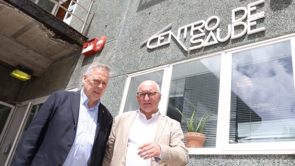 O conselleiro de Sanidade, Antonio Gómez Caamaño, e o alcalde de Noia, Santiago Freire, esta terza feira, visitando o centro de saúde do municipio. (Foto: Xunta)