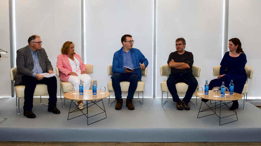 Higinio Mougán, Paloma Sánchez, David González, Xosé Antón Vázquez e 
Perla Ferrer, esta terza feira na 
xornada da Ucgal (Foto: Arxina).