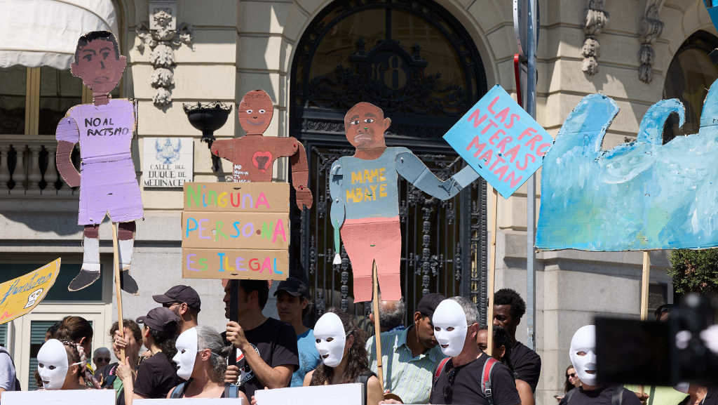 Protesta fronte ao Congreso español para pedir xustiza polo masacre na fronteira de Melilla, o pasado ano. (Foto: Jesús Hellín / Europa Press)
