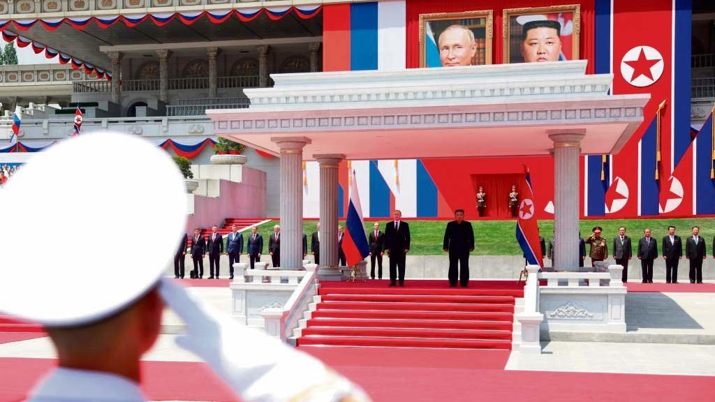 Vladimir Putin e Kim Jong-un reuníronse esta cuarta feira en Pyongyang para asinar un novo tratado bilateral de colaboración. (Foto: Kremlin / DPA vía Europa Press)