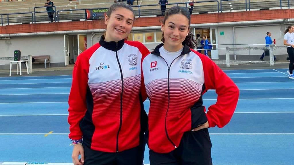 Lara Iglesias -á esquerda, con Antía Alcalde- é favorita na xavelina. (Foto: Atletismo Barbanza).