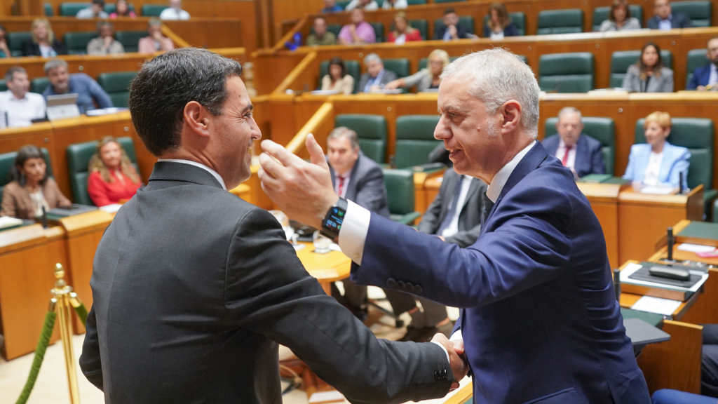 Imanol Pradales, novo presidente vasco, e o seu predecesor, Iñigo Urkullu, ambos os dous do PNV, a quinta feira no Parlamento Vasco. (Foto: Iñaki Berasaluce / Europa Press)