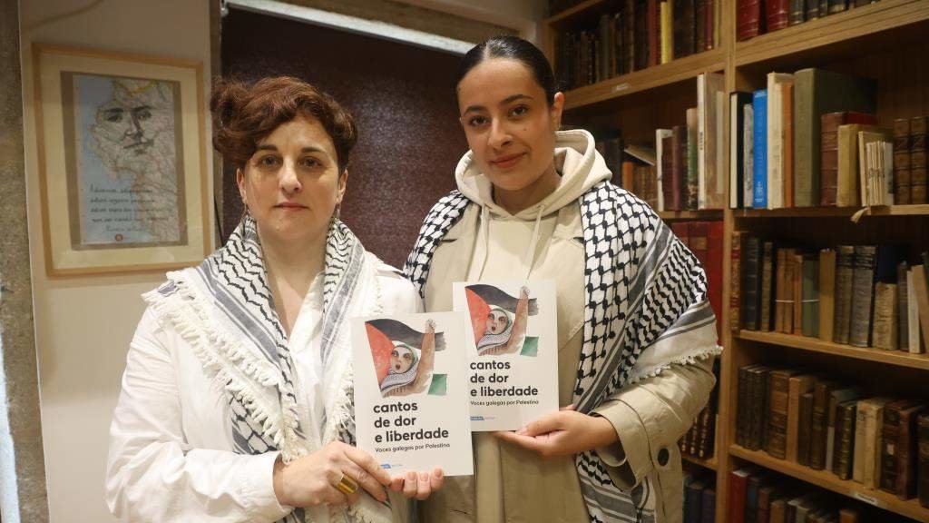 Ánxela Gippini (esq.) e Sara Ashour (der.) na presentación na libraría Couceiro de Compostela. (Foto: Arxina)