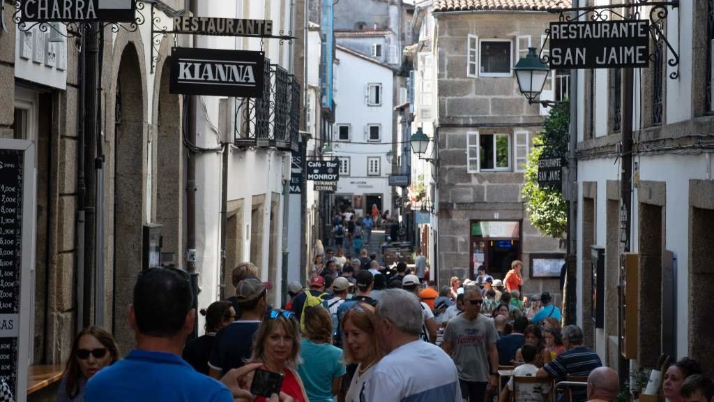 Turistas no centro histórico de Compostela. (Foto: Arxina)