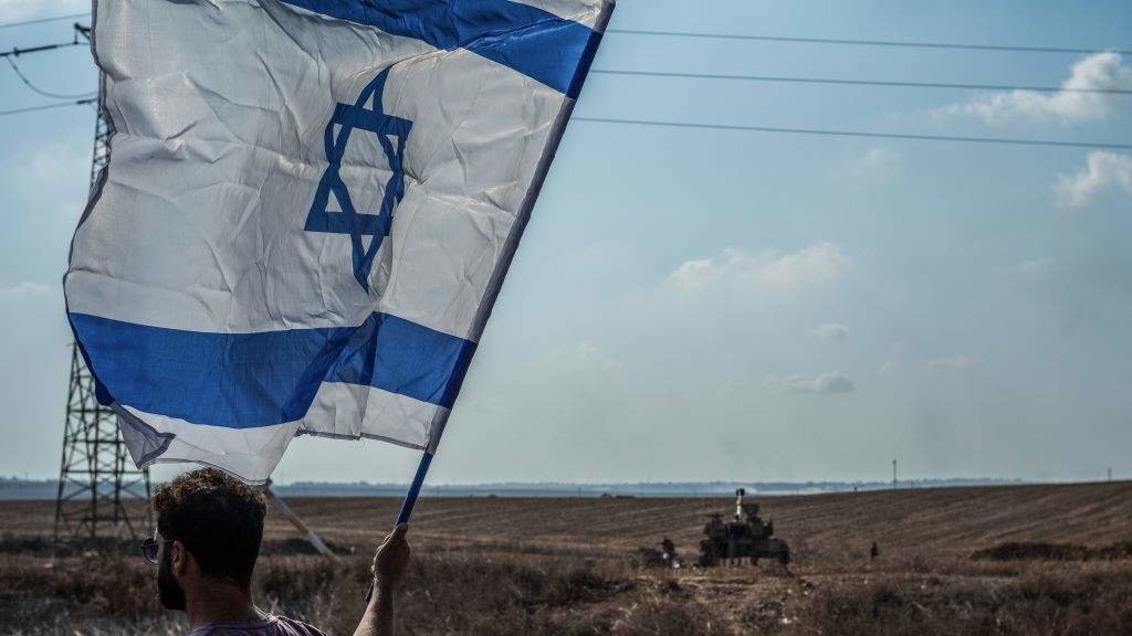 Un home sostendo unha bandeira de Israel na cidade de Sderot. (Foto: Ilia Yefimovich / DPA vía Europa Press)