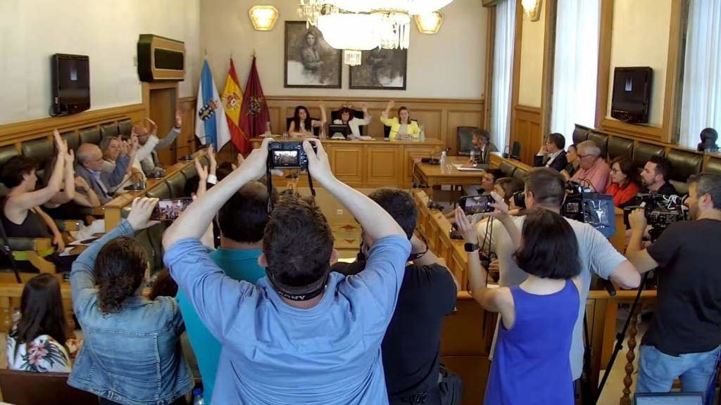 Momento da votación da ordenanza das VUT no pleno de Compostela. (Foto: Europa Press)