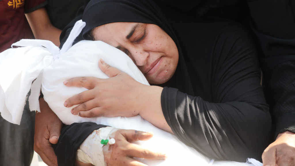Unha muller despídese dunha crianza asasinada en Gaza, a terza feira. (Foto: Omar Ashtawy / APA Images via ZUMA / DPA vía Europa Press)